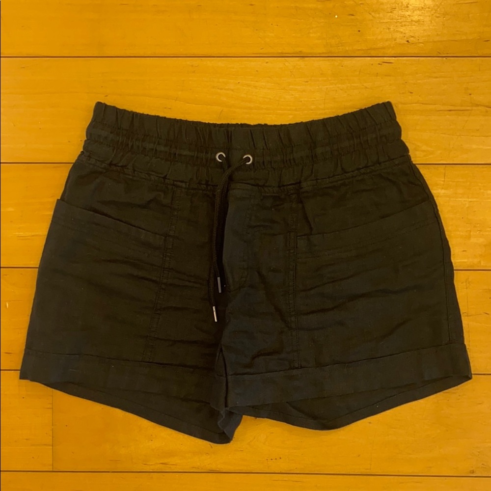 Athleta Retreat Linen Mid Rise Short in black
